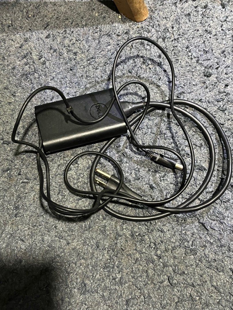 Dell 65W Laptop Charger (Category: Chargers) located in Manila. Submitted by guyfromnowhere9 (Listing ID 1407160738, Image 1). Description: .