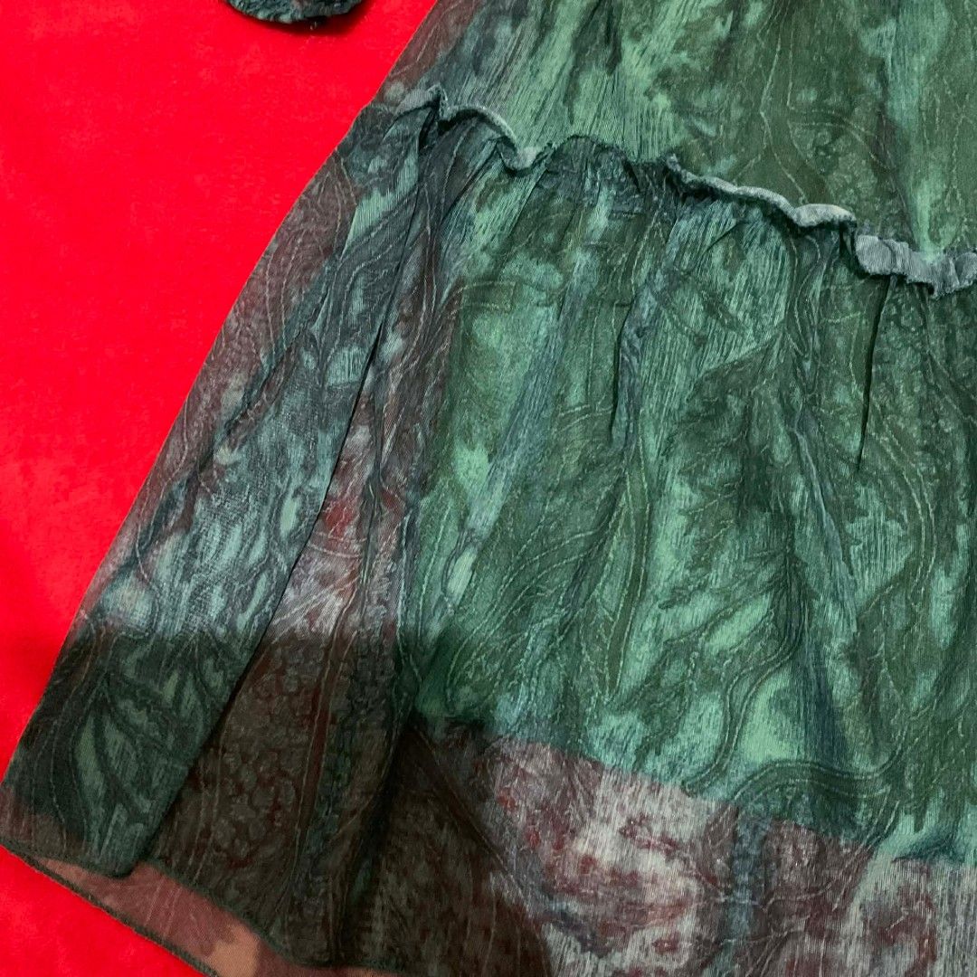 Green Paisley Print Dress (Category: Dresses) located in Manila. Submitted by amari3270 (Listing ID 1407008366, Image 3). Description: Green paisley print dress Long sleeves Tiered skirt Lace-up neckline Lightweight fabric with fitted Waist ruffled trim..