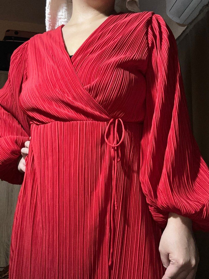 H&M Red Pleated Wrap Dress (Category: Dresses) located in Taguig. Submitted by edilcsantos (Listing ID 1407111840, Image 3). Description: H&M Red Pleated Wrap Dress Store bought Never worn.