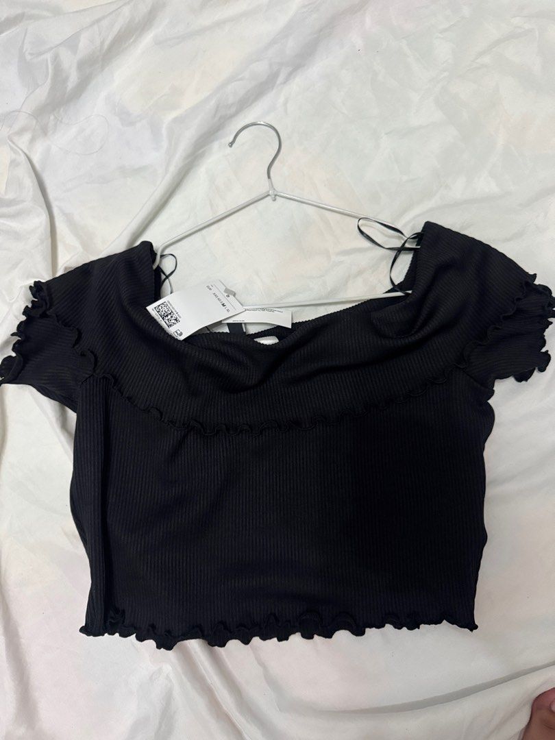H&M Ribbed off the shoulder top black (Category: Others Tops) located in Rizal. Submitted by marispreloved (Listing ID 1407168253, Image 2). Description: .