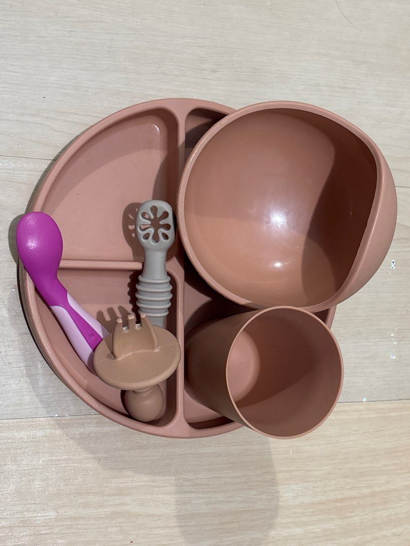 Hoshi Baby Feeding Set - Silicone (Category: Weaning & Toddler Feeding) located in Pasay City. Submitted by sandybuggy (Listing ID 1407021084, Image 1). Description: Suction Plate, Suction bowl Cup Fork Spoon.