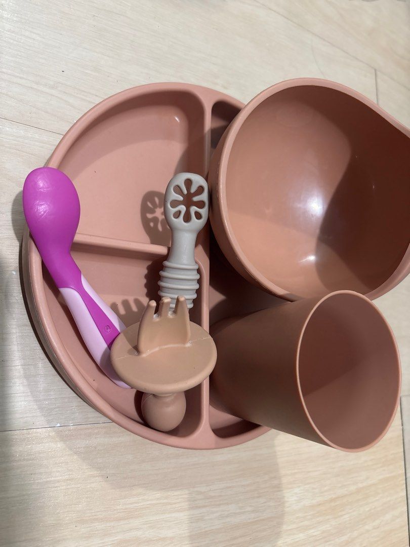 Hoshi Baby Feeding Set - Silicone (Category: Weaning & Toddler Feeding) located in Pasay City. Submitted by sandybuggy (Listing ID 1407021084, Image 2). Description: Suction Plate, Suction bowl Cup Fork Spoon.
