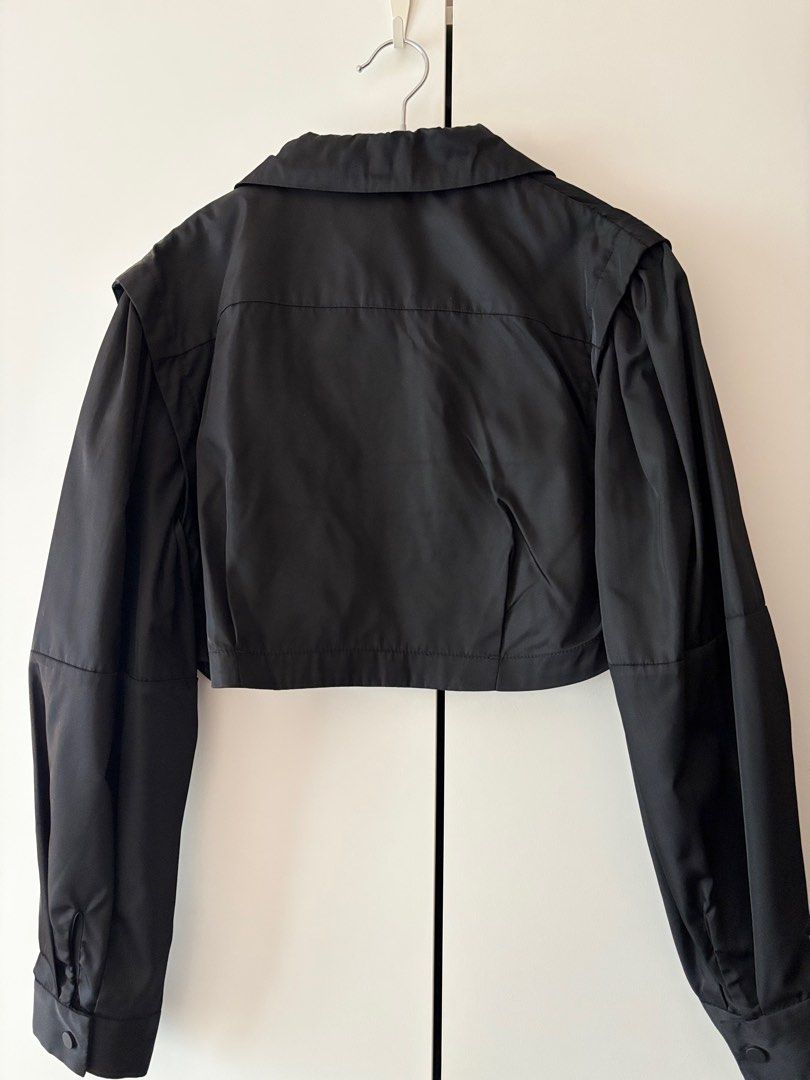 INITIAL Cropped Jacket （分類：外套及戶外衣服）位於 Hong Kong。 由 yyyttl 提交（商品編號 1407069377，圖片 3）。簡介： Worn once only 。