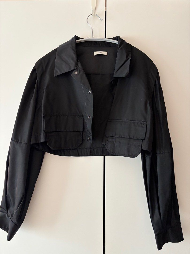 INITIAL Cropped Jacket （分類：外套及戶外衣服）位於 Hong Kong。 由 yyyttl 提交（商品編號 1407069377，圖片 1）。簡介： Worn once only 。