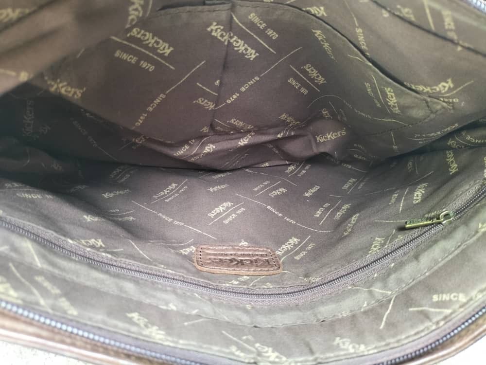 Kickers (Category: Sling Bags) located in Kuala Lumpur. Submitted by A.W.O.L.666 (Listing ID 1407009153, Image 3). Description: kesan pemakaian tidak ketara kondisi lawa ukuran dekat gambar cod lotus ampang.