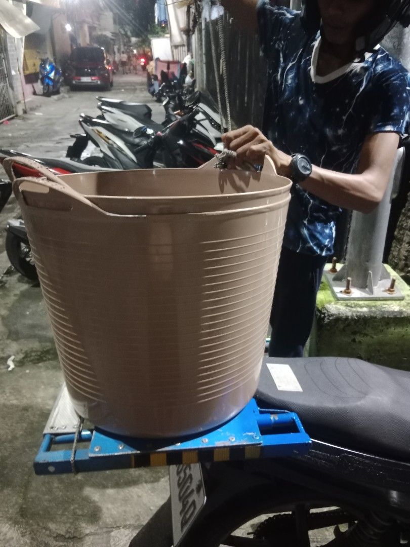 Large timba at tabo set (Category: Bathtub & Bath Accessories) located in Caloocan City. Submitted by janeil23452 (Listing ID 1407014540, Image 3). Description: big timba set 130 pesos only fix na pick up/ lalamove delivery .