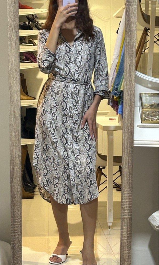 Mango Printed Dress (Category: Dresses) located in Malabon City. Submitted by decluttergyal (Listing ID 1407150249, Image 1). Description: Got it here from Carousell as well. Brand new condish. Worn once to work, size indicated is XS but can fit ‘til M. Belt included. Falls below the knee, for reference I am 5’5. Last price posted Payment thru GCash/BPI/Seabank. Shipping thru Lalamove or GGX/J&T. Buyer shoulders the shipping. .