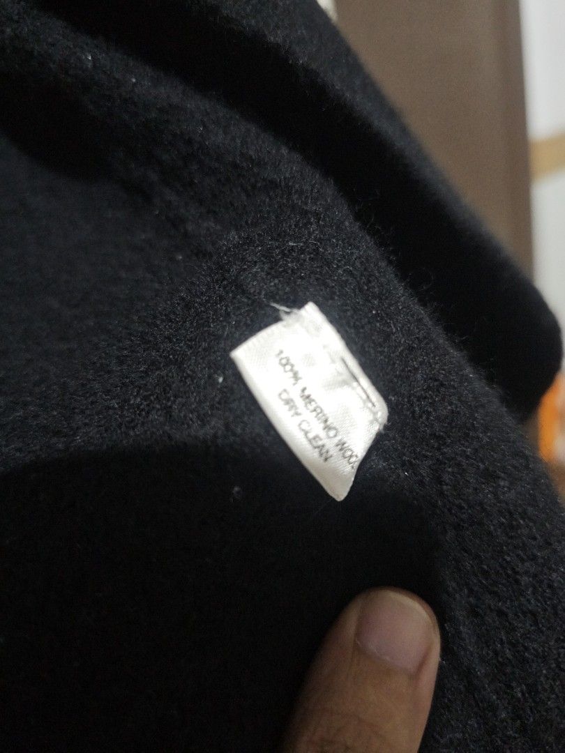 Merino Wool Cardigan XS (Category: Coats, Jackets and Outerwear) located in Quezon City. Submitted by eychem (Listing ID 1407122920, Image 3). Description: Pang kids na lang to since it shrunk na :< but ang ganda ng fabric niya. itim na itim pa rin color and 100% wool..