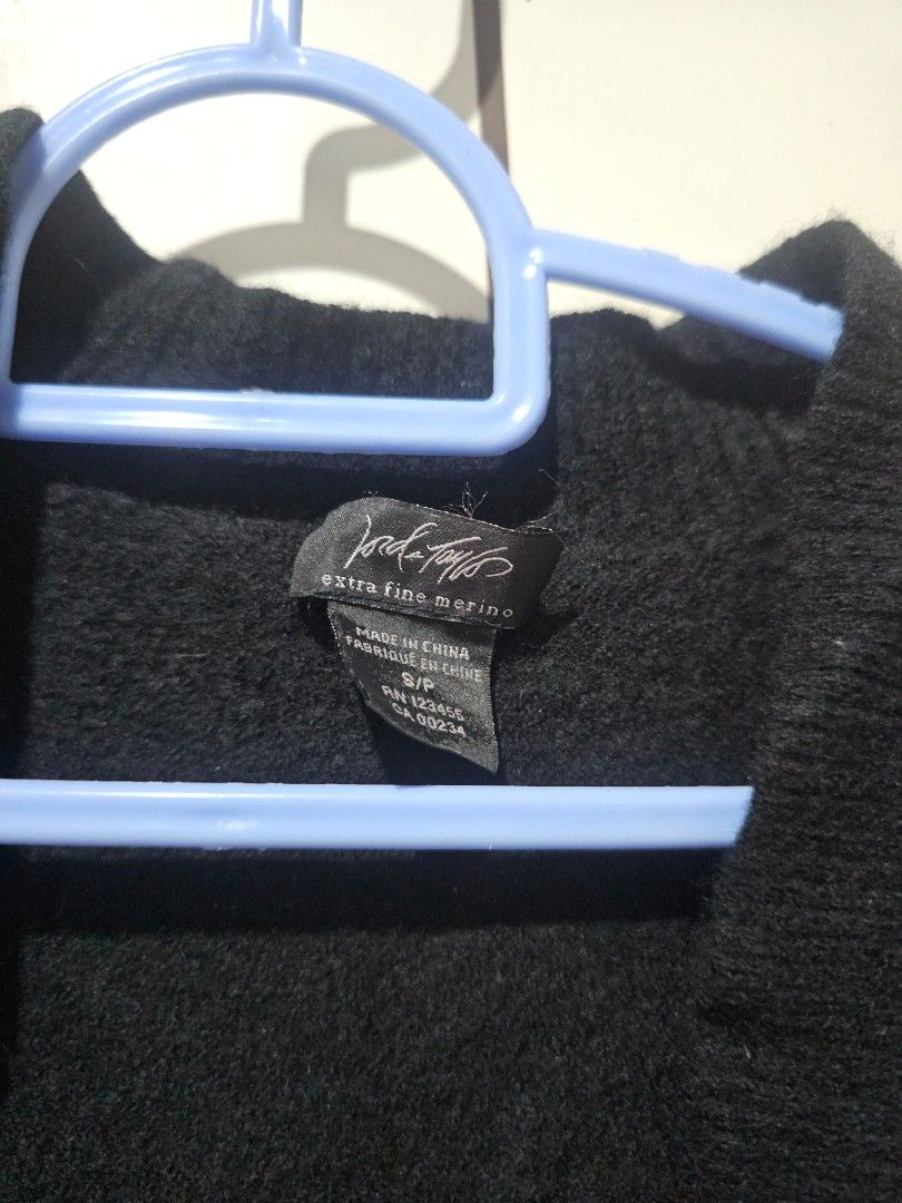 Merino Wool Cardigan XS (Category: Coats, Jackets and Outerwear) located in Quezon City. Submitted by eychem (Listing ID 1407122920, Image 2). Description: Pang kids na lang to since it shrunk na :< but ang ganda ng fabric niya. itim na itim pa rin color and 100% wool..
