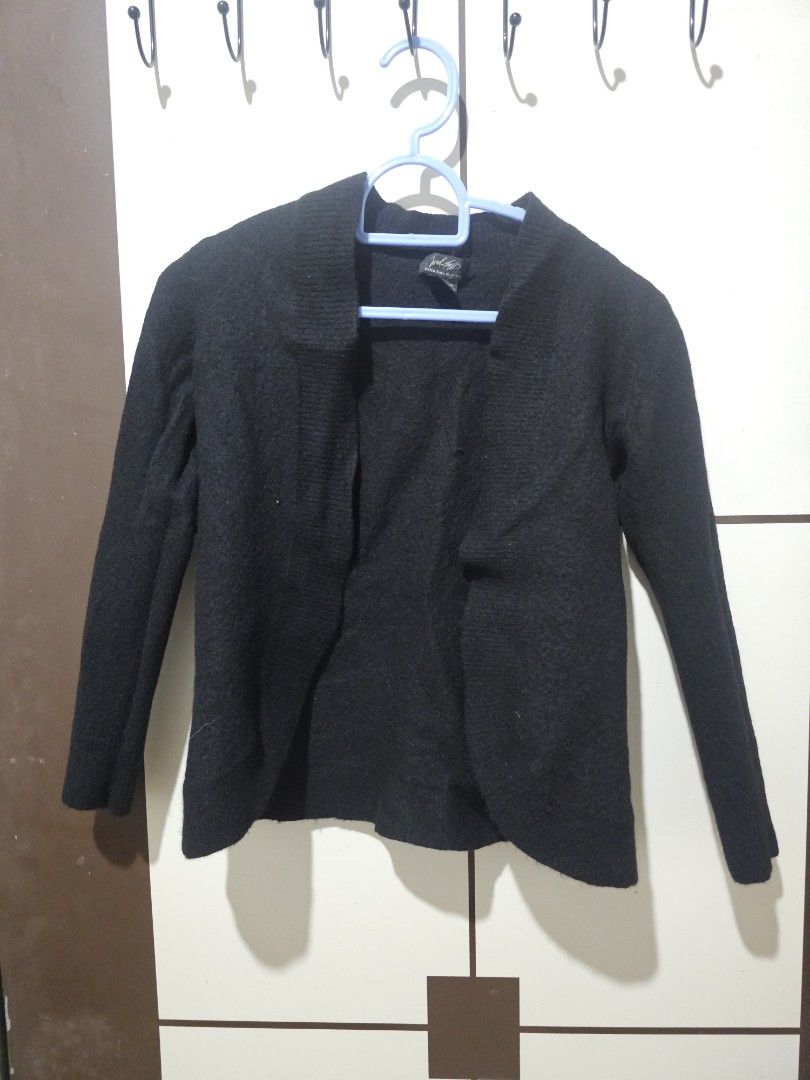 Merino Wool Cardigan XS (Category: Coats, Jackets and Outerwear) located in Quezon City. Submitted by eychem (Listing ID 1407122920, Image 1). Description: Pang kids na lang to since it shrunk na :< but ang ganda ng fabric niya. itim na itim pa rin color and 100% wool..