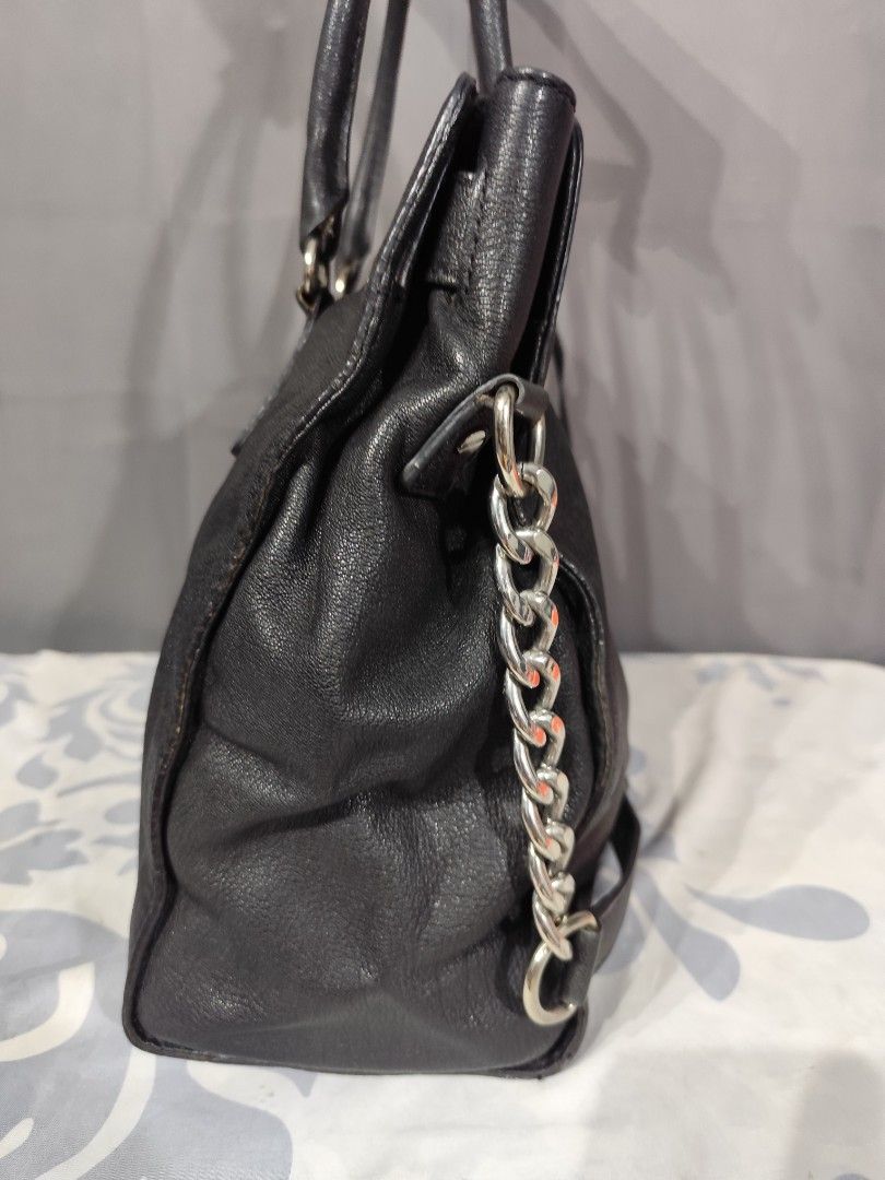 MK Hamilton large complete w/ lock & key (Category: Luxury Bags & Wallets) located in Santa Rosa. Submitted by ahroncatpad (Listing ID 1407147229, Image 3). Description: Mk Hamilton black 35cm height x 36cm length complete with lock and key very good used condition silver hardwares in good condition leather in good condition inside cloth need wash.