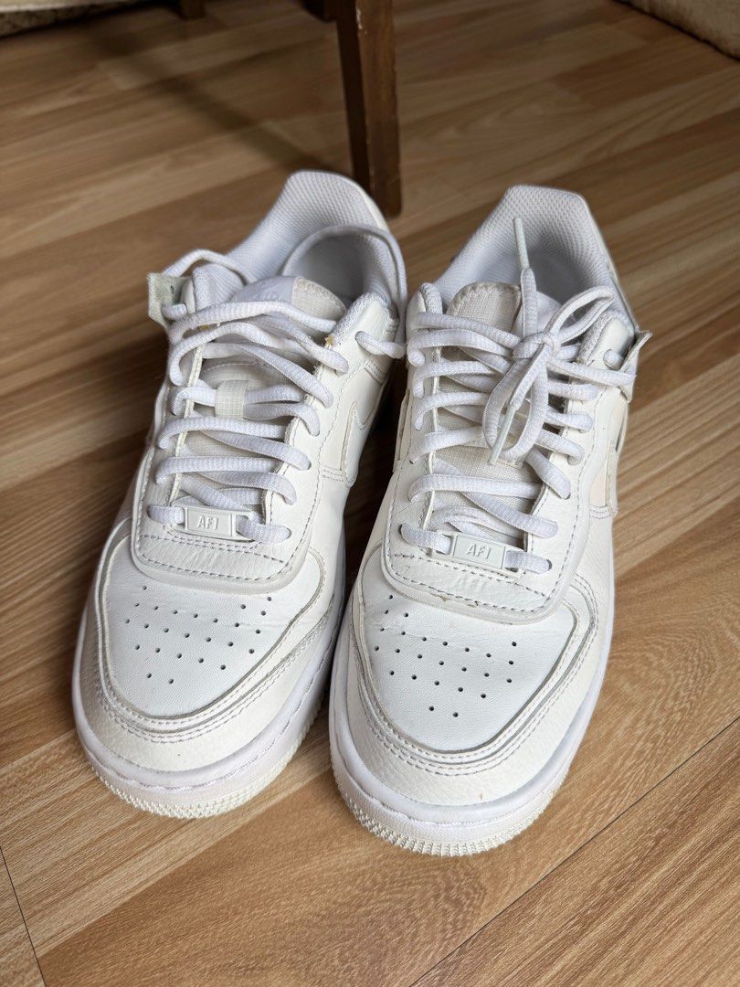 SALE! Nike Air Force 1 Woman (Kategori: Sepatu Wanita) berada di Jakarta Barat. Dikirim oleh mapplehouse (ID iklan 1407044417, Gambar 3). Deskripsi: Sepatu Nike Air Force 1 Woman Original, pembelian di JD ID Like New, jarang dipake, barang sesuai foto, no deffect, dijual karna uda agak sempit di kaki. Kondisi masih bagus yaa Tanpa box. Euro size 37.5.