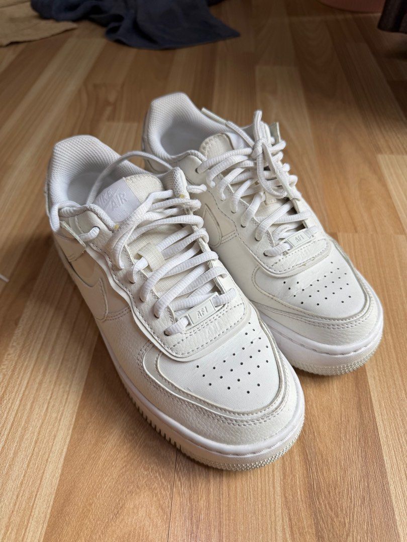 SALE! Nike Air Force 1 Woman (Kategori: Sepatu Wanita) berada di Jakarta Barat. Dikirim oleh mapplehouse (ID iklan 1407044417, Gambar 1). Deskripsi: Sepatu Nike Air Force 1 Woman Original, pembelian di JD ID Like New, jarang dipake, barang sesuai foto, no deffect, dijual karna uda agak sempit di kaki. Kondisi masih bagus yaa Tanpa box. Euro size 37.5.