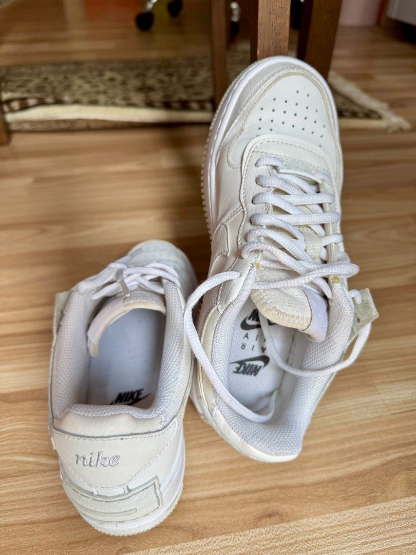 SALE! Nike Air Force 1 Woman (Kategori: Sepatu Wanita) berada di Jakarta Barat. Dikirim oleh mapplehouse (ID iklan 1407044417, Gambar 2). Deskripsi: Sepatu Nike Air Force 1 Woman Original, pembelian di JD ID Like New, jarang dipake, barang sesuai foto, no deffect, dijual karna uda agak sempit di kaki. Kondisi masih bagus yaa Tanpa box. Euro size 37.5.