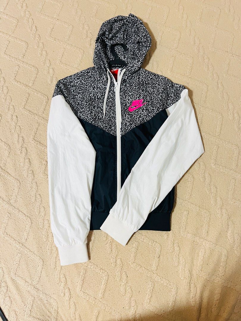 Nike authentic Wind breaker (Category: Others Tops) located in Quezon City. Submitted by mid20 (Listing ID 1407175551, Image 1). Description: .