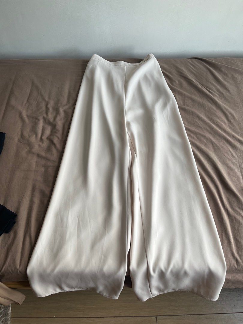 Off white Slacks (Category: Other Bottoms) located in Makati City. Submitted by joylemjnd (Listing ID 1407133891, Image 1). Description: Size 36. High-waisted, off white color, and flowing silhouette. Comfortable and chic..