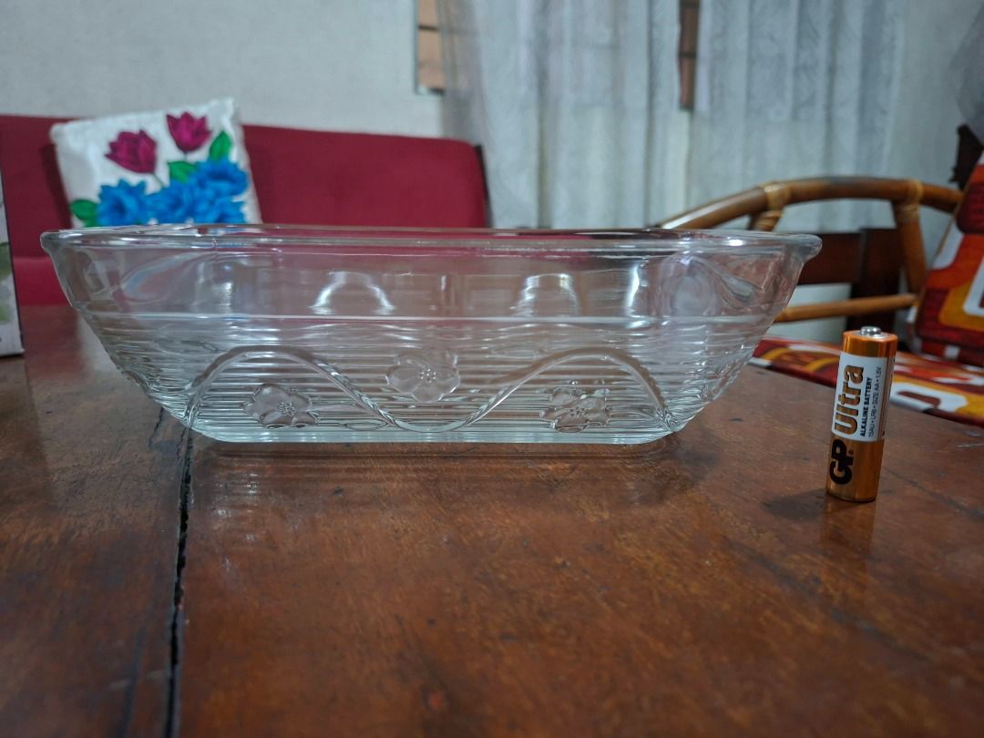 Oven Microwave Safe Loaf Pan (Category: Bakeware) located in Taguig. Submitted by d_man11 (Listing ID 1407142102, Image 3). Description: Oven Microwave Safe Loaf Pan - Oven & Microwave safe - Made from Tempered-tough glass - Odor & stains resistant - Not for stovetop or broiler use - No cracks or scratches, practically new and kept in storage - Brand: Anchor Hocking - Made in USA Dimensions -28.5 x 17 x 8 cm .