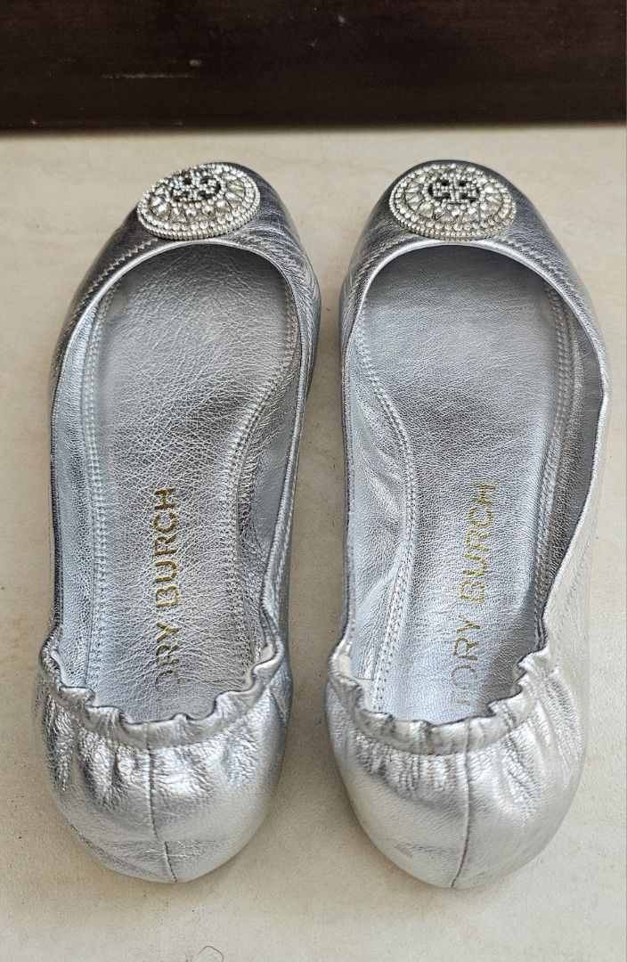 Preloved Tory Burch Silver Flats with Embellishments (Category: Flats & Sandals) located in Cebu City. Submitted by everythingonearth (Listing ID 1407059426, Image 2). Description: - Tory Burch silver flats - Size: 7.5M - Round toe design - Decorative embellishment - Leather sole - Tory Burch logo visible - Signs of wear on soles.