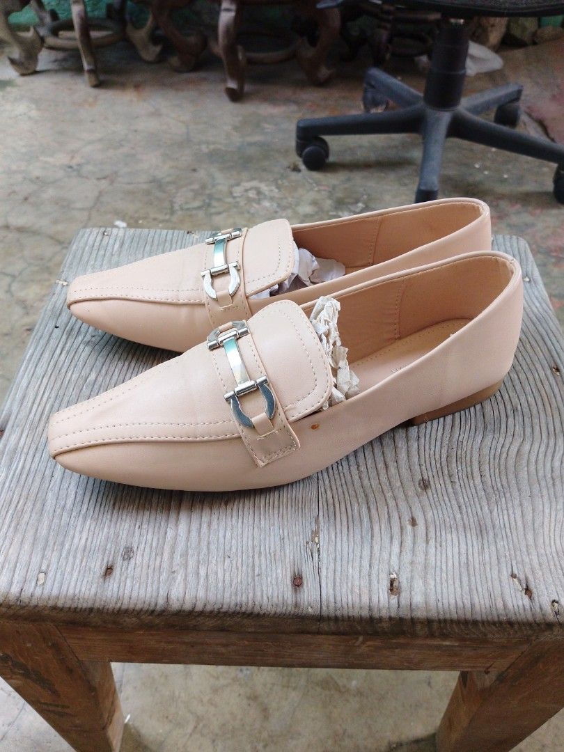SAMiLOR Beige Flats (Category: Loafers) located in Paranaque City. Submitted by zackzero (Listing ID 1407016114, Image 3). Description: - Beige Flats - Silver-colored buckle detail - Pointed toe design - Brand: SAMiLOR Bought this for P1000+, but since there are some minor flaws, and I don't have the original box anymore, I'm selling it for P700. But do feel free negotiate for a different price, just don't try to deceive me, God's watching you..