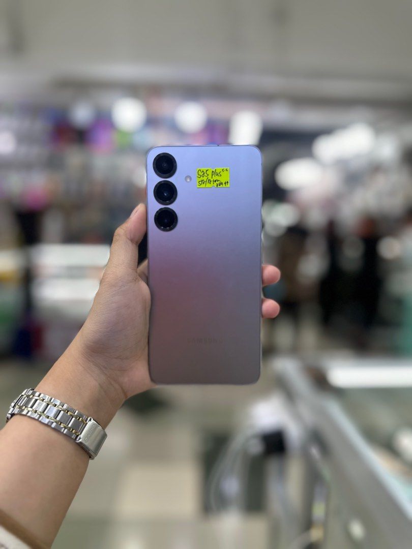 SAMSUNG S25 PLUS 12/512GB OPENLINE NTC VARIANT (Category: Samsung) located in San Juan City. Submitted by aynaagadgets (Listing ID 1407153600, Image 1). Description: DECEMBER 2025 STALL #: XB-07 FOR SALE | TRADE / SWAP PASS SA MGA SCAMMERS / THIRD PARTY (RFS: Buy and Sell) SAMSUNG S25 PLUS 12/512GB OPENLINE ⬇️DETAILS⬇️ •12/512 GB (Other storage is also available) •Silver (Other color is also available but price may vary) •NTC Variant •95% Smooth 