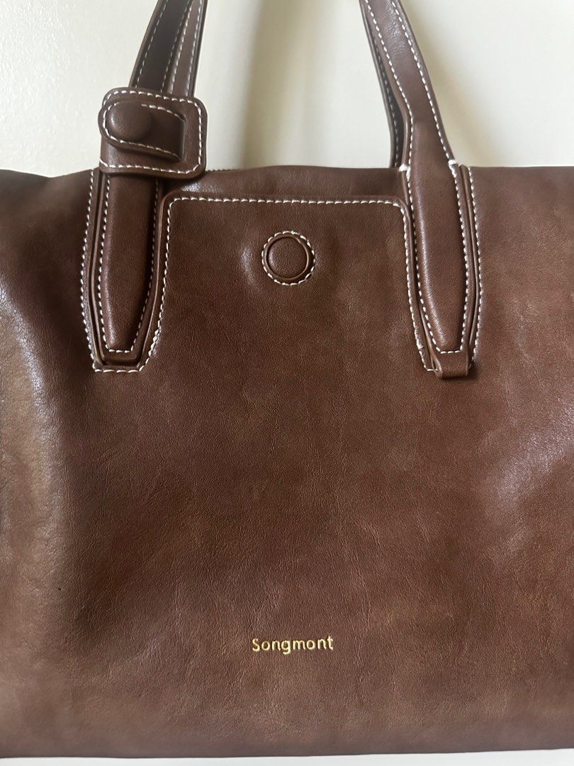 Songmont Small Yore Duffle Bag (Category: Luxury Bags & Wallets) located in Taguig. Submitted by dany29 (Listing ID 1407017025, Image 2). Description: Leather is super soft and smooth. Complete legs - can stand. Bought here in Carousell. Authenticity NOT guaranteed. NO strap. No ring. .