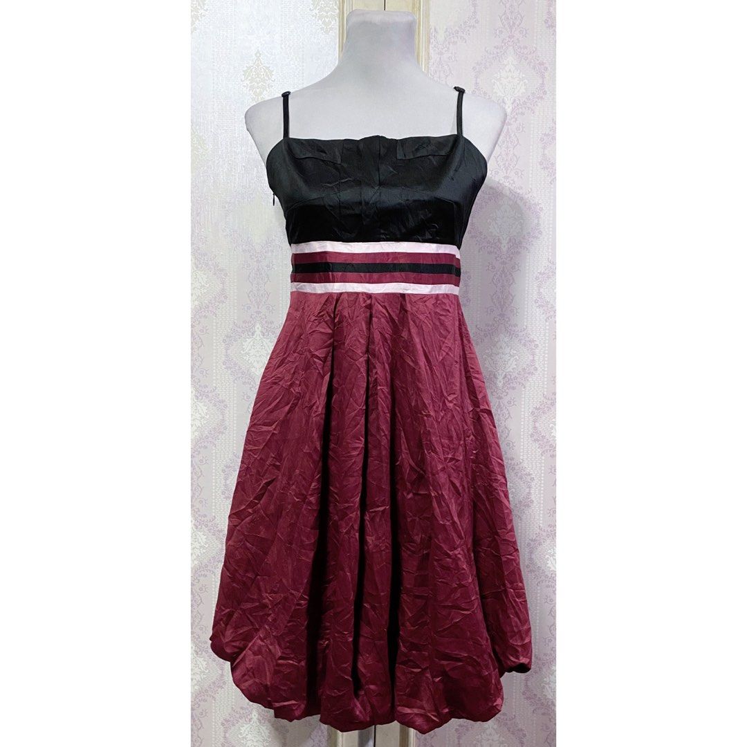 VERA MODA Black Maroon Spaghetti Strap Strappy Bubble Dress (Category: Dresses) located in Quezon City. Submitted by f_finds (Listing ID 1407108467, Image 1). Description: VERA MODA Black Maroon Spaghetti Strap Strappy Bubble Dress SIZE: 40L (but fits Medium) CONDITION: Excellent used Laid Flat Measurements: Chest 17" Waist 14" Length 35" *side bodice zipper *adjustable straps *inner lining.