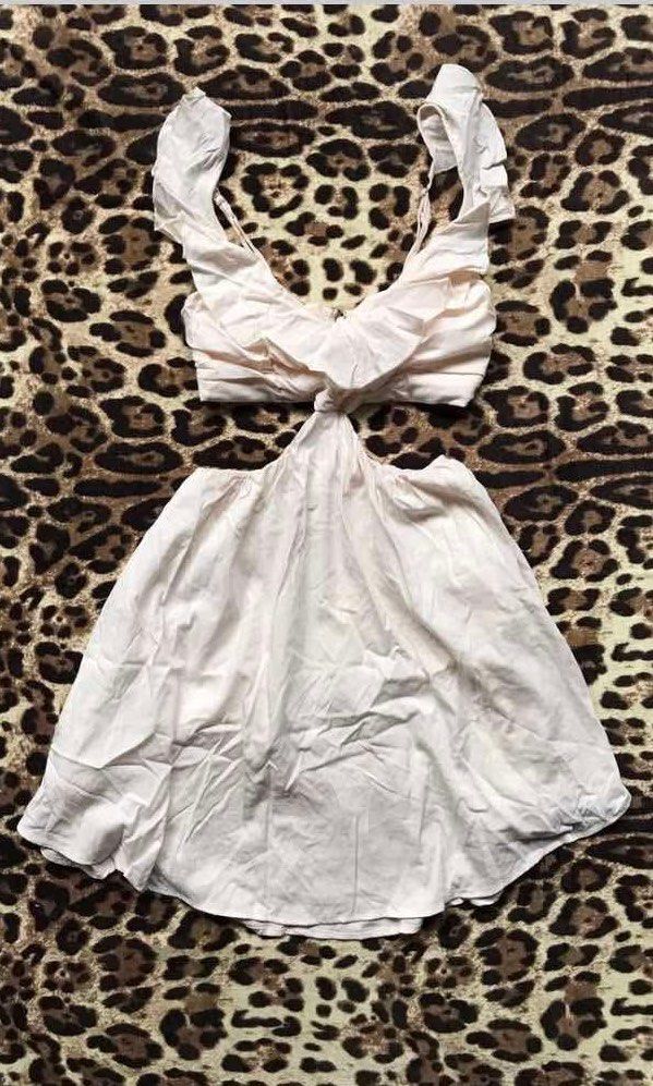 WHITE SEXY FLOWY DRESS (Category: Dresses) located in Cavite. Submitted by graceydr (Listing ID 1407041319, Image 1). Description: SIZE XS-SMALL NO ISSUE SO PRETTY & sexy.