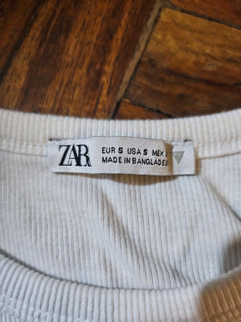 Zara ribbed crop top white size Small (Category: Sleeveless) located in Antipolo. Submitted by mrcl715 (Listing ID 1407044526, Image 2). Description: .