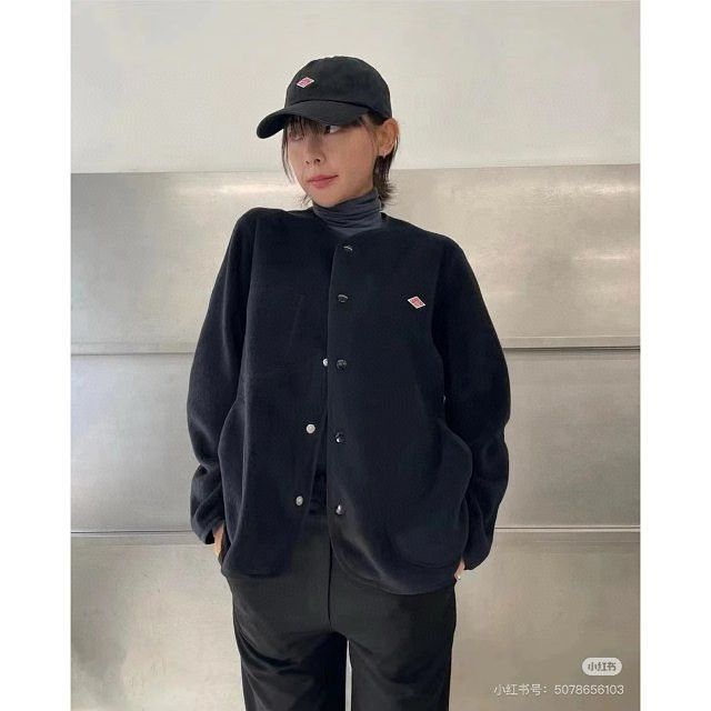日版 Danton 圓領抓毛絨外套 （分類：外套及戶外衣服）位於 Hong Kong。 由 online33.hk 提交（商品編號 1402244322，圖片 8）。簡介： Danton 圓領抓毛絨外套，有多種顏色可供選擇。外套正面有鈕扣，兩側有口袋，左胸口有品牌標誌。外套內側有品牌標籤，標示尺寸為40。適合日常穿搭，保暖舒適。。