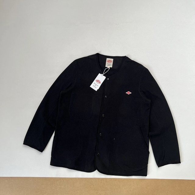 日版 Danton 圓領抓毛絨外套 （分類：外套及戶外衣服）位於 Hong Kong。 由 online33.hk 提交（商品編號 1402244322，圖片 2）。簡介： Danton 圓領抓毛絨外套，有多種顏色可供選擇。外套正面有鈕扣，兩側有口袋，左胸口有品牌標誌。外套內側有品牌標籤，標示尺寸為40。適合日常穿搭，保暖舒適。。