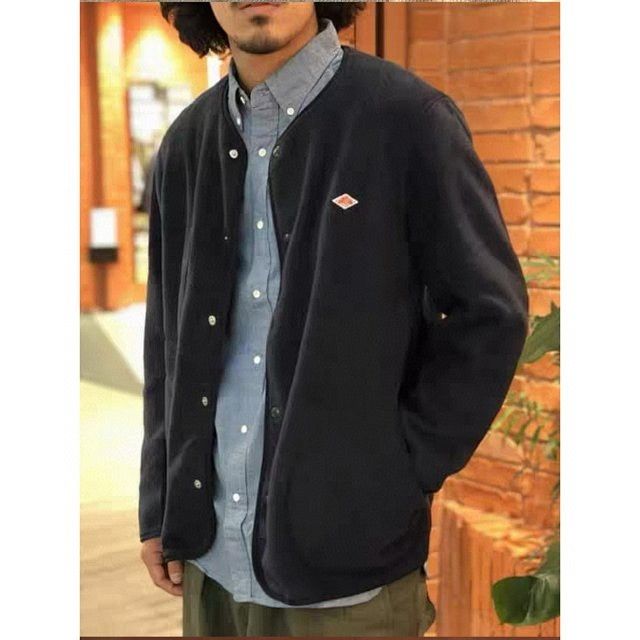 日版 Danton 圓領抓毛絨外套 （分類：外套及戶外衣服）位於 Hong Kong。 由 online33.hk 提交（商品編號 1402244322，圖片 6）。簡介： Danton 圓領抓毛絨外套，有多種顏色可供選擇。外套正面有鈕扣，兩側有口袋，左胸口有品牌標誌。外套內側有品牌標籤，標示尺寸為40。適合日常穿搭，保暖舒適。。