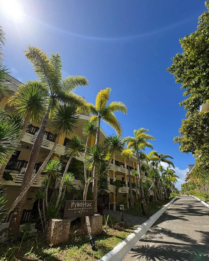 Alta Vista de Boracay - Loft Suite Condo (Category: Apartments & Condos) located in Quezon City. Submitted by salandonikko (Listing ID 1402145161, Image 2). Description: ‼️ L O W P R I C E‼️ 🌴 FOR SALE: Dream Boracay Condo with Breathtaking Views 🌅 Experience island living at its finest — serenity, sea breeze, and stunning views right from your own balcony! 😍 ✨ PROPERTY DETAILS: 🌊ALTA VISTA DE BORACAY 🏠 62 sqm | 3rd Floor Corner Unit (low-ri