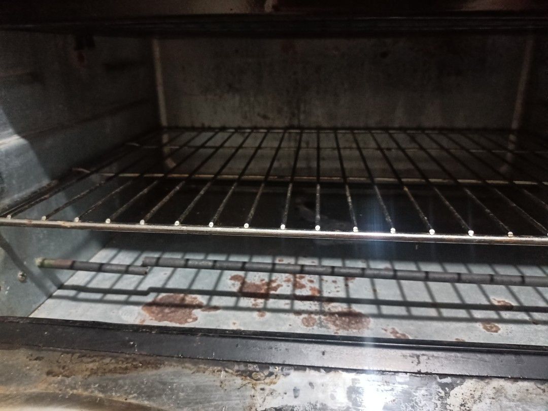 American Heritage 43L Electric Oven (Category: Ovens & Toasters) located in Quezon City. Submitted by clothing.cycle (Listing ID 1402148732, Image 2). Description: 43L American Heritage Oven Toaster rust and oven heating element tube needs to be replaced dahil naputol sa baba kaya ang nagana lang na init is ung sa top, estimated price for that tube is only 100+ sa orange app if walang stick sa pagawaan ng appliances. .
