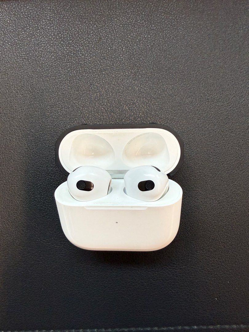 Apple AirPods 3rd Generation (Category: Earphones) located in Pasig City. Submitted by mclov1nnn (Listing ID 1402140954, Image 1). Description: - Apple AirPods 3rd Generation with wireless charging case Issue - right airpod is not detected/not charging. Because of this, AirPods cannot be paired with phone (pairing requires both AirPods detected). Buy at your own risk!.