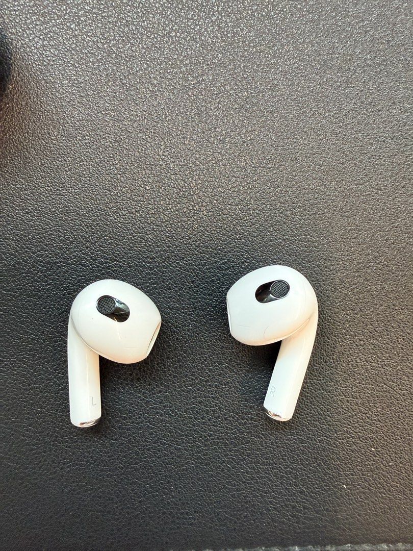 Apple AirPods 3rd Generation (Category: Earphones) located in Pasig City. Submitted by mclov1nnn (Listing ID 1402140954, Image 3). Description: - Apple AirPods 3rd Generation with wireless charging case Issue - right airpod is not detected/not charging. Because of this, AirPods cannot be paired with phone (pairing requires both AirPods detected). Buy at your own risk!.