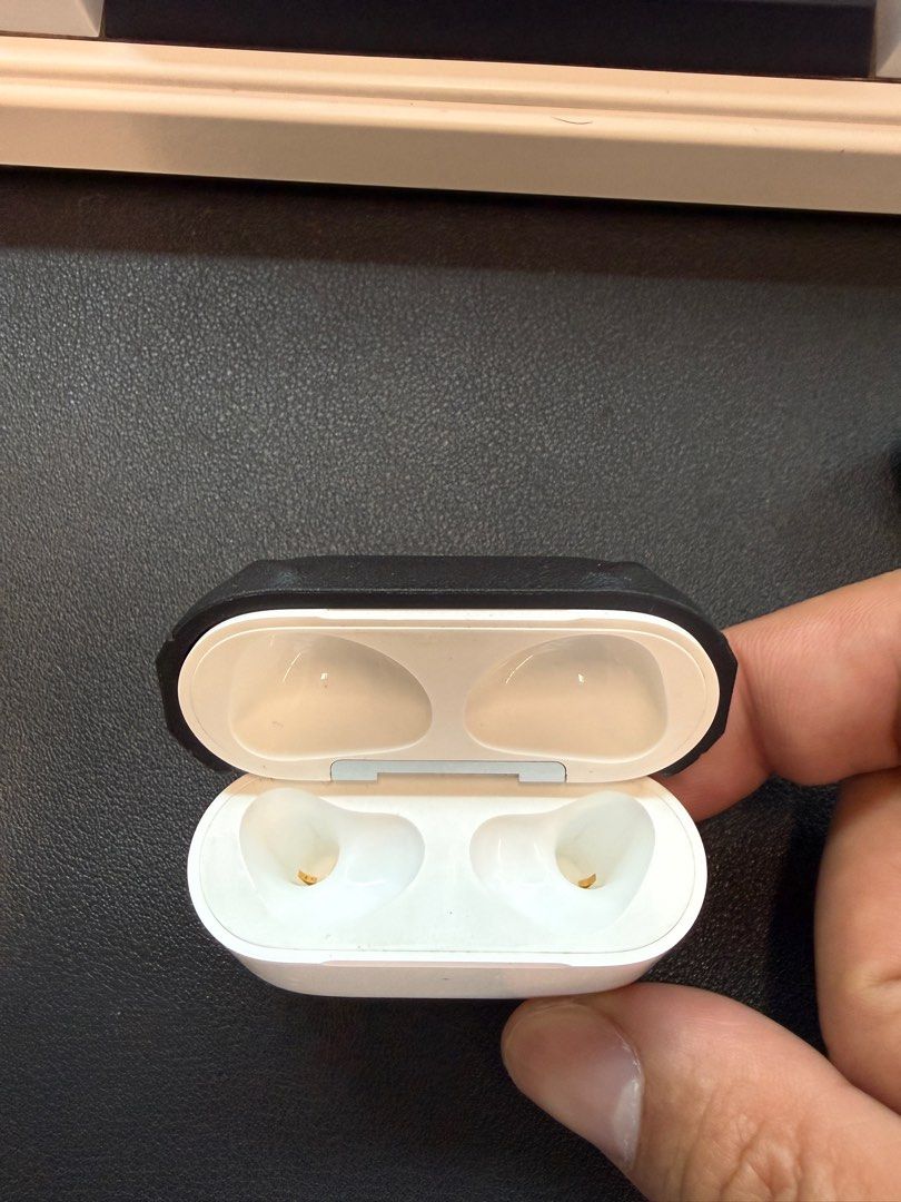 Apple AirPods 3rd Generation (Category: Earphones) located in Pasig City. Submitted by mclov1nnn (Listing ID 1402140954, Image 2). Description: - Apple AirPods 3rd Generation with wireless charging case Issue - right airpod is not detected/not charging. Because of this, AirPods cannot be paired with phone (pairing requires both AirPods detected). Buy at your own risk!.