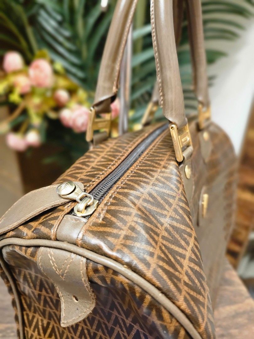 Authentic Original Valentino Bag (Category: Luxury Bags & Wallets) located in Las Pinas. Submitted by 2ndstoryfinds (Listing ID 1402151757, Image 2). Description: 💯Guaranteed AUTHENTIC/ORIGINAL 🩷Pre-loved ✅️Still presentable ✅️Sign/s of usage only ❎️No return, no exchange ❎️No swapping 💔Flaws/Issue: None, just slight sign of usage 🥰This is pre-loved. Please manage your expectations 😍 ⏳️RESERVATION: 2 days only 💰PAYMENT: Bank (BPI/BDO), Gcas