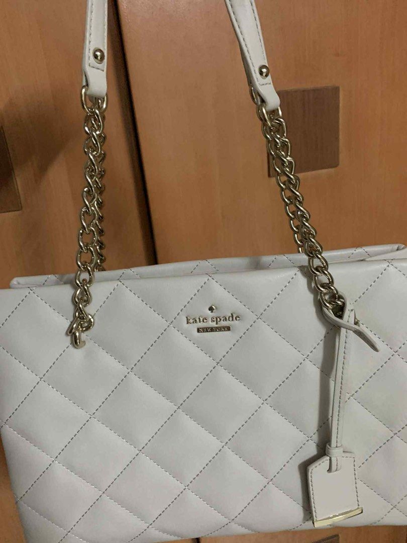 [AUTHENTIC] White Kate Spade Quilted Chain Shoulder Bag (Category: Luxury Bags & Wallets) located in San Juan City. Submitted by denisegoesshopping (Listing ID 1402199436, Image 1). Description: Selling this authentic Kate Spade bag.