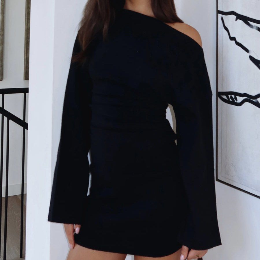 H&M Black Off-Shoulder Mini Dress (Category: Dresses) located in Manila. Submitted by urfavenini (Listing ID 1402231513, Image 1). Description: .