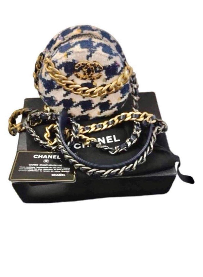 Authentic Chanel Bag Bundle Collection (Category: Luxury Bags & Wallets) located in Rizal. Submitted by SummerPeaCloset (Listing ID 1402279307, Image 2). Description: Pass sa Scammers na delivery first before payment. Wala pong ganon! We know na mahirap ang buhay lately pero try nyo maghanap ng trabaho na may konting dignidad! Chanel Bundle Chanel Gabrielle Medium Bag Series 28 (with original dustbag) Chanel 22 Tweed Crossbody Bag Series 31 (with