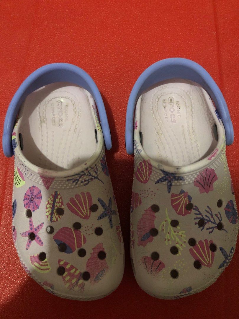 Crocs Classic Clog - Sea Shells Print (Category: Babies & Kids Fashion) located in Bacoor. Submitted by declutteredbygem (Listing ID 1402132169, Image 2). Description: Original Crocs size C9.