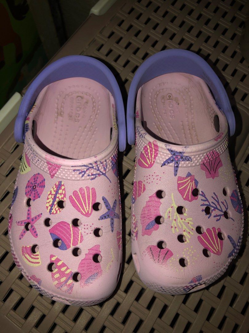 Crocs Classic Clog - Sea Shells Print (Category: Babies & Kids Fashion) located in Bacoor. Submitted by declutteredbygem (Listing ID 1402132169, Image 1). Description: Original Crocs size C9.