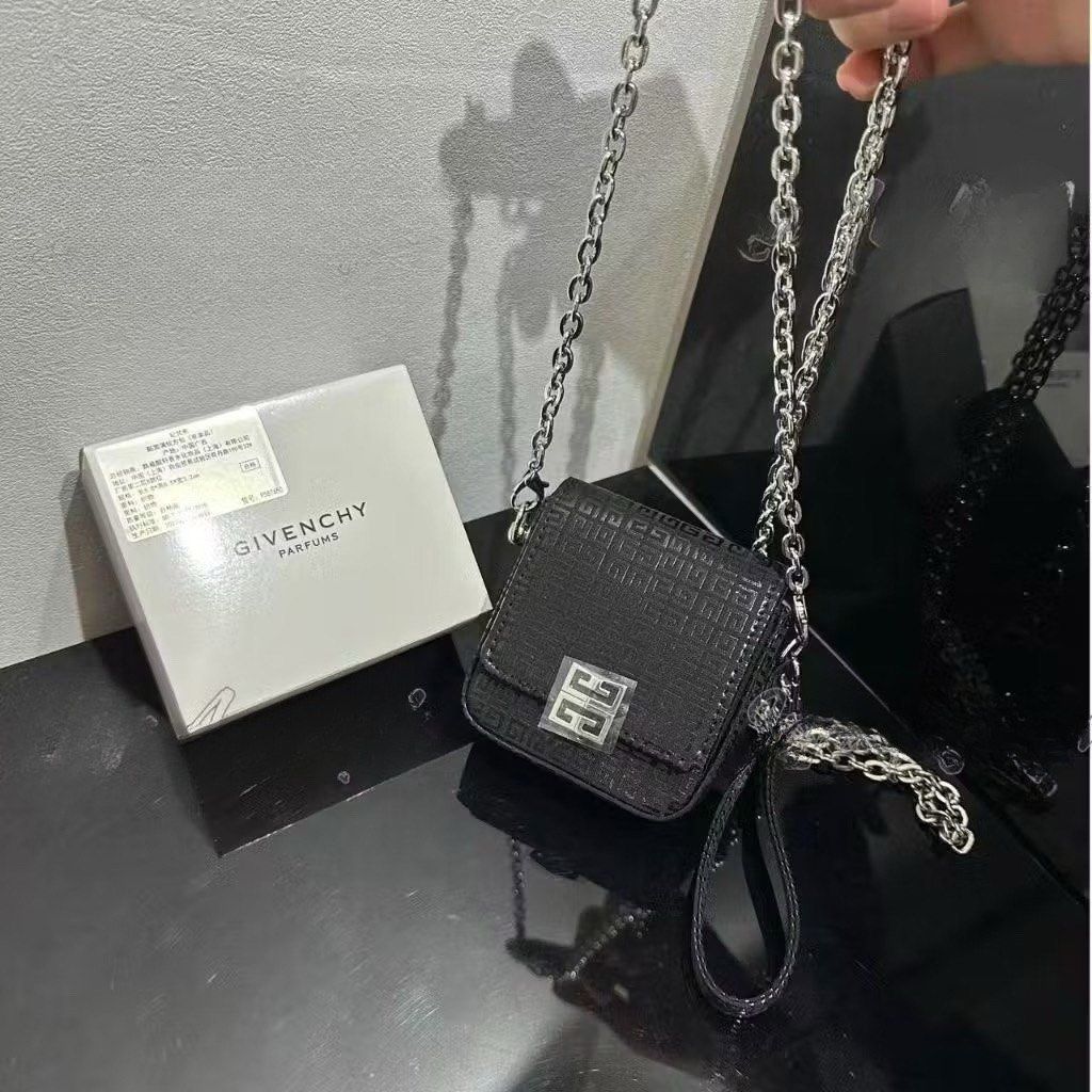 Givenchy small chain bag (Category: Luxury Bags & Wallets) located in Santa Rosa. Submitted by loveartsyluxe (Listing ID 1402255512, Image 1). Description: .