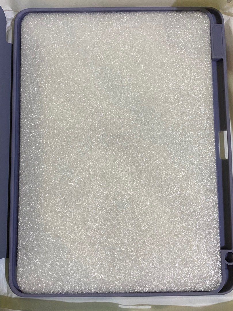 ipad 11 pro case (Category: Cases & Sleeves) located in Manila. Submitted by jellybeanam (Listing ID 1402248250, Image 3). Description: never used ipad case.