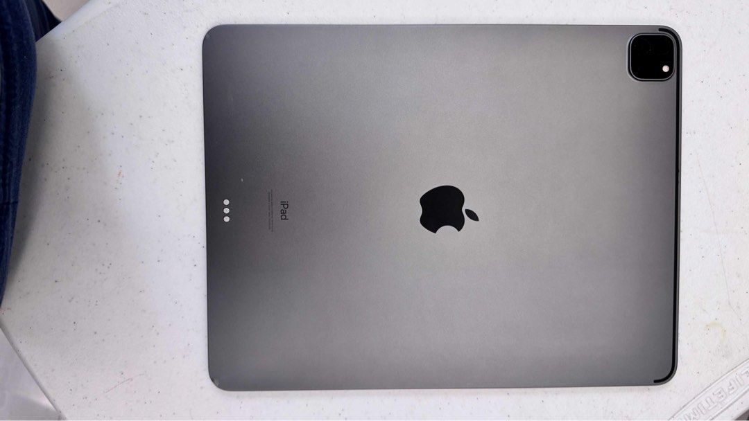 IPad Pro 12.9in (5th Gen) 128GB (Category: iPad) located in San Pedro. Submitted by ishiii__ (Listing ID 1402170020, Image 2). Description: - iPad Pro 12.9-inch (5th Gen) 128GB - 1 dent (refer last photo) - slightly negotiable - Available for meetup in Vito Cruz, Manila and Biñan, Laguna.