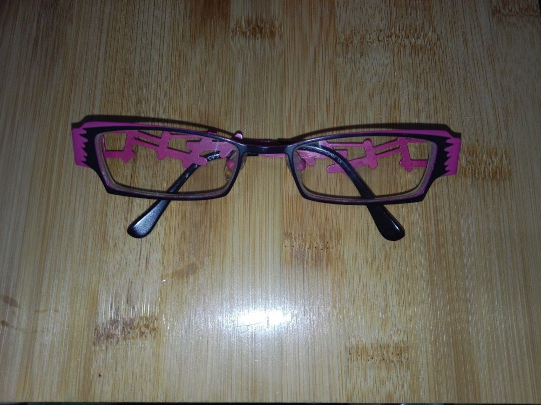 JP Morgan Pink and Black Eyeglasses (Category: Sunglasses & Eyewear) located in Manila. Submitted by 90ninety (Listing ID 1402112150, Image 1). Description: - Stylish eyeglasses with a unique pink and black design - Distinctive pattern on top and sides of the frames - Personal use, need to clean/replace nose pads.