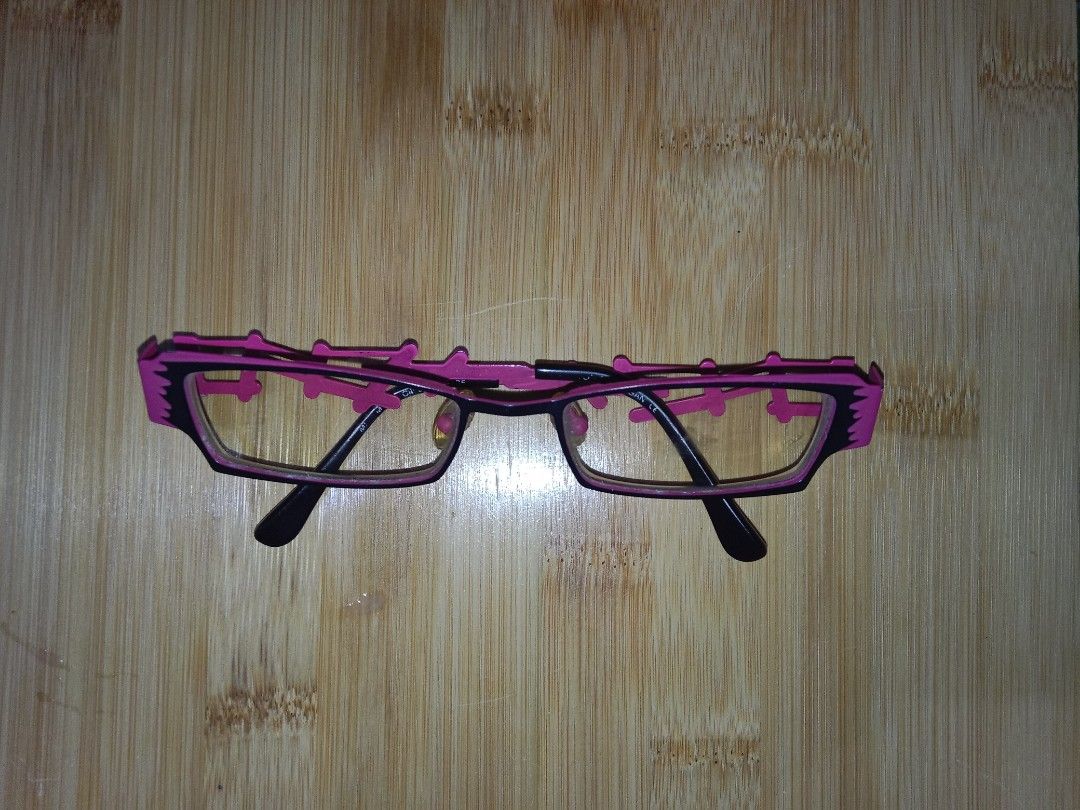 JP Morgan Pink and Black Eyeglasses (Category: Sunglasses & Eyewear) located in Manila. Submitted by 90ninety (Listing ID 1402112150, Image 2). Description: - Stylish eyeglasses with a unique pink and black design - Distinctive pattern on top and sides of the frames - Personal use, need to clean/replace nose pads.