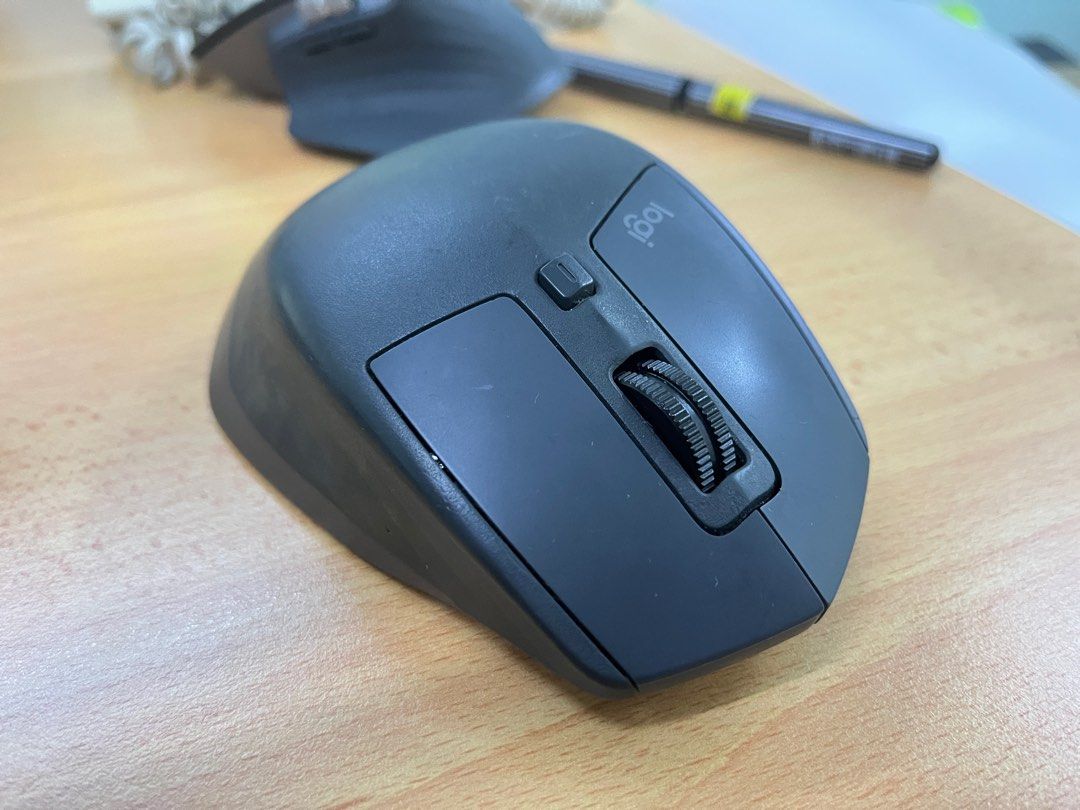 Logitech Mx Master 2s (Category: Mouse & Mousepads) located in Puchong. Submitted by levfuentes (Listing ID 1402175921, Image 2). Description: Scroll wheel replaced Battery replaces Mouse only. Will give unifying dongle if found. .