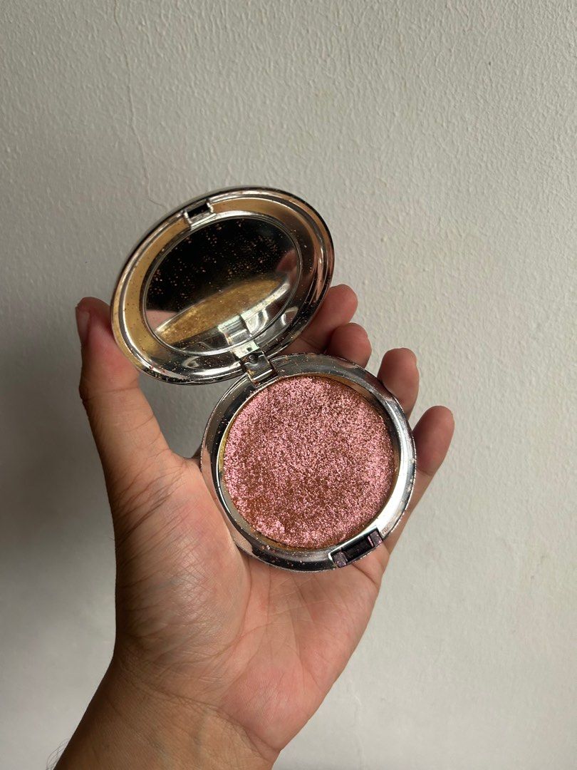 MAC Highlighter (broken) (Category: Makeup) located in Mandaluyong City. Submitted by quainvanity (Listing ID 1402134156, Image 2). Description: .
