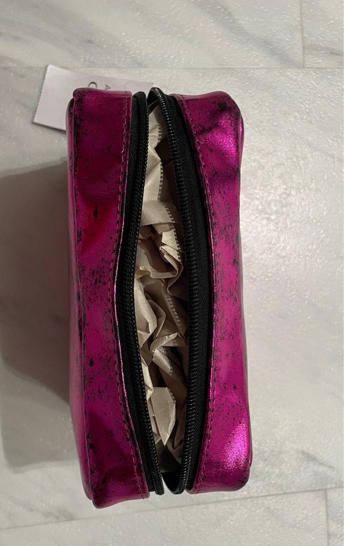 Makeup pouch (Category: Purses & Pouches) located in Singapore. Submitted by melody7235 (Listing ID 1402211006, Image 2). Description: .